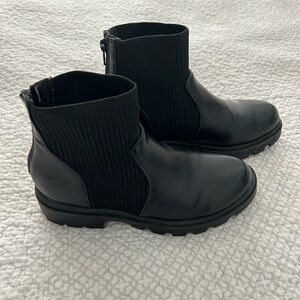 Steve Madden girl boots. Size 4 (Big Kid).